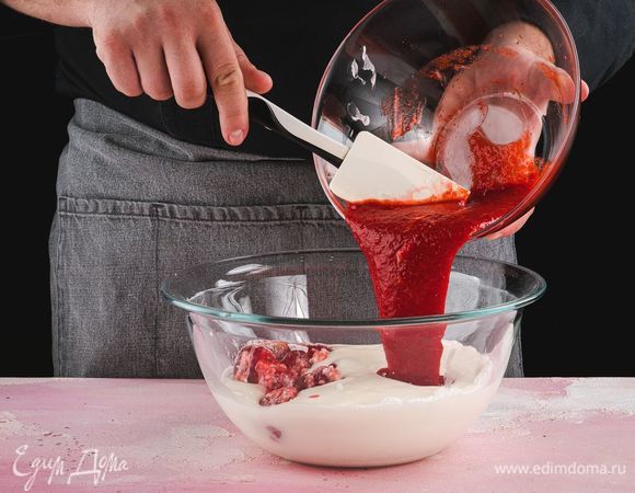 Добавьте пюре из клубники, клубнику в сахарной пудре, взбитые с сахарной пудрой сливки и все перемешайте.