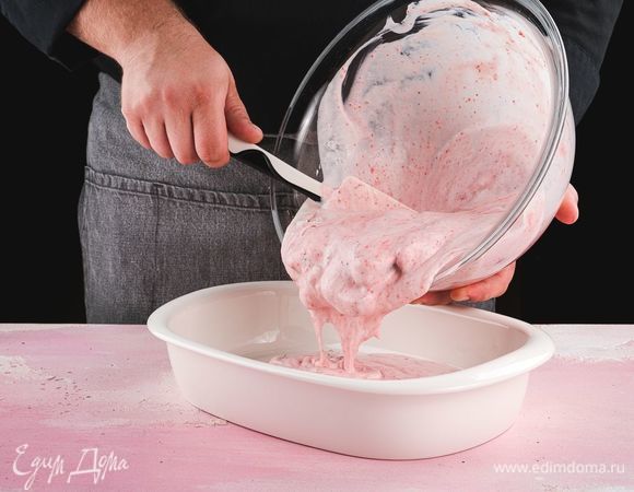 Перелейте сливочно-клубничную смесь в контейнер с крышкой и охладите в морозилке, периодически перемешивая массу.