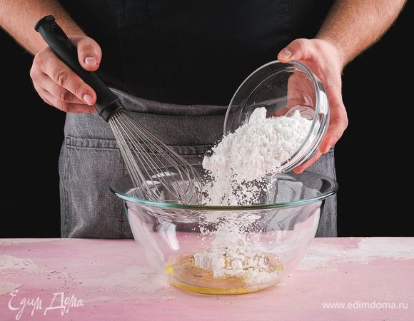Н<span>ачните приготовление с основы. Взбейте яичные белки с сахарной пудрой.</span>