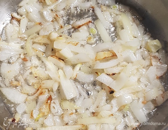 Лук крупно нарезать и обжарить до золотистого цвета.