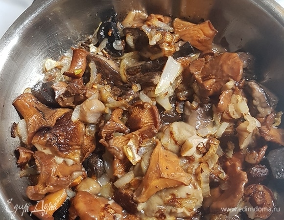 К обжаренному луку добавить грибы и жарить до выпаривания жидкости. Посолить по вкусу.