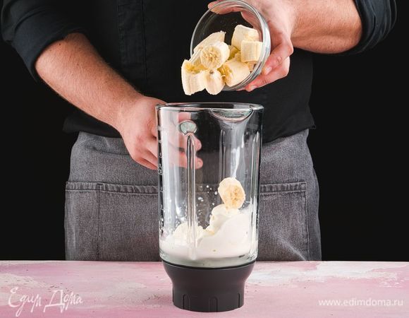 Очистите спелые бананы, нарежьте кусочками и добавьте в блендер.