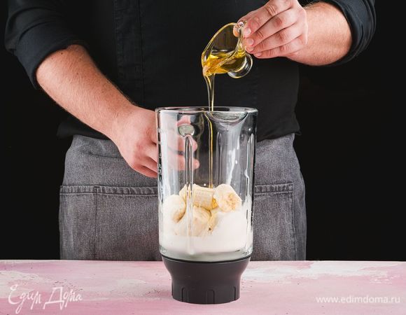 Также влейте по вкусу немного жидкого меда.