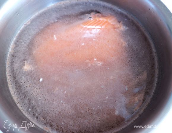 Филе семги положить в отдельную кастрюлю, залить раствором, состоящим из 1 л холодной воды, 2 ст. л. морской соли и 2 ст. л. сахарного песка, предварительно сахар и соль должны быть растворены в воде. Рыбка в растворе будет находиться, пока не потребуется.