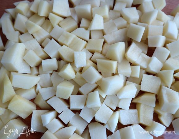 Нарезать картофель кубиками со стороной 2 или 2,5 см.