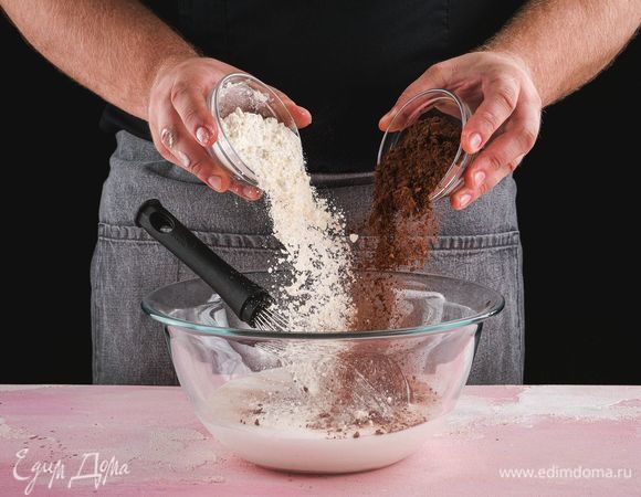 Постепенно всыпьте какао и муку.