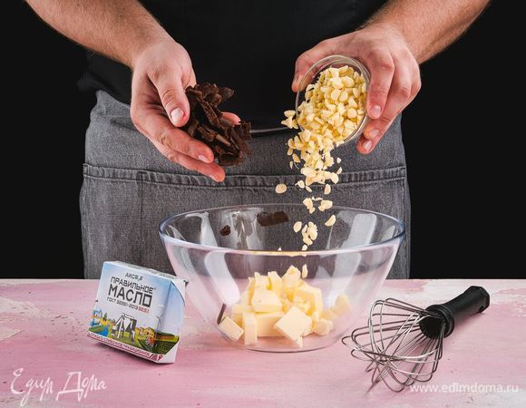 При комнатной температуре размягчите ПравильноеМасло АИСФеР, добавьте рубленый белый шоколад и кусочки основы. Все перемешайте.