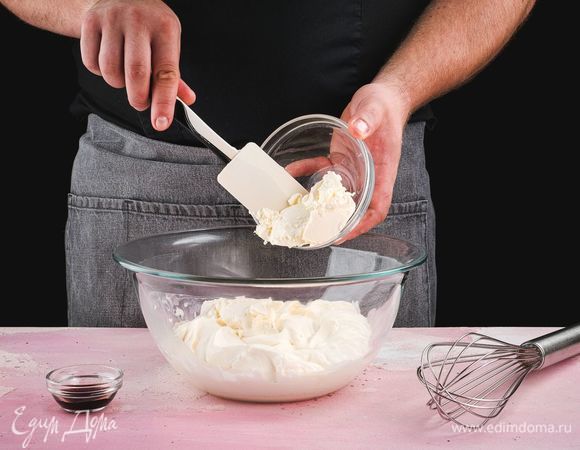 Добавьте ванильный экстракт и творожный сыр.