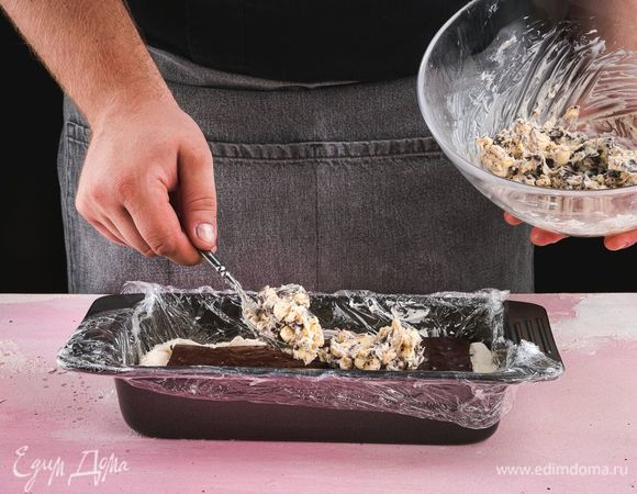 Тонким слоем выложите масло с шоколадом и кусочками бисквита.