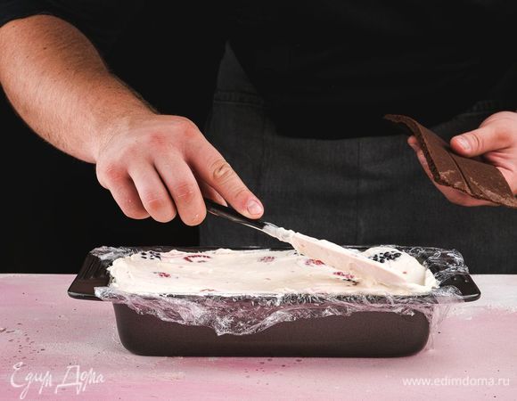 Затем — снова бисквит и слой крема.