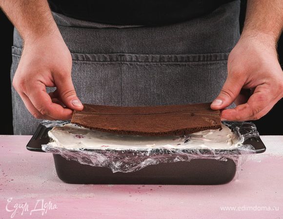 Кладем третью часть бисквита. Накройте сверху пищевой пленкой и поставьте в морозилку на несколько часов до полного застывания.