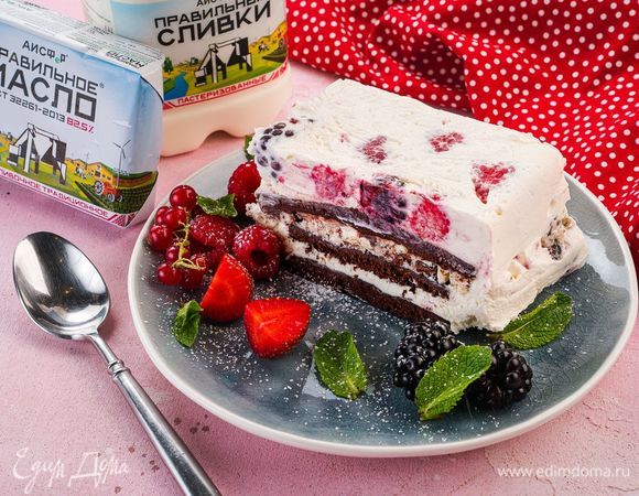 Когда десерт будет готов, просто переверните чашу на тарелку и освободите торт от пищевой пленки. Приятного аппетита!