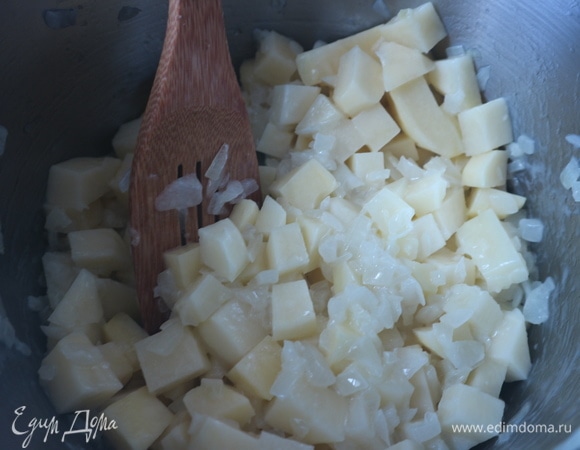 Затем добавить картофельные кубики, перемешать, прогреть слегка, дать объединиться вкусам. После того как вы добавите картофель, подержать на небольшом огне минуту-другую, не больше. Перемешивать.