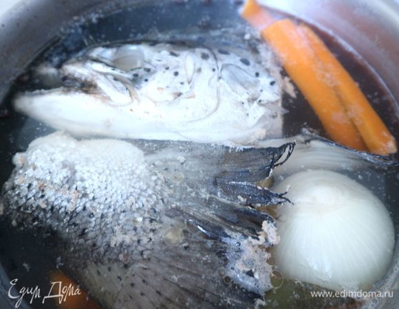 Процедить готовый бульон через сито. Добавить к луково-картофельной смеси бульон и варить до тех пор, пока картофель почти сварится.