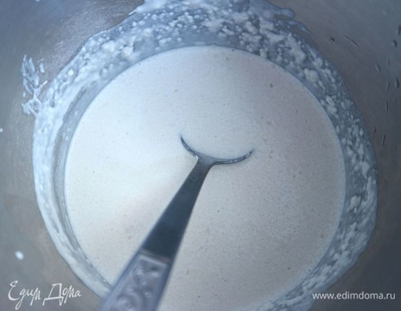 В муку добавить небольшое количество холодных сливок, размешать до однородного состояния, чтобы в дальнейшем в рыбном супе не было комочков. Добавить оставшиеся сливки, перемешать.