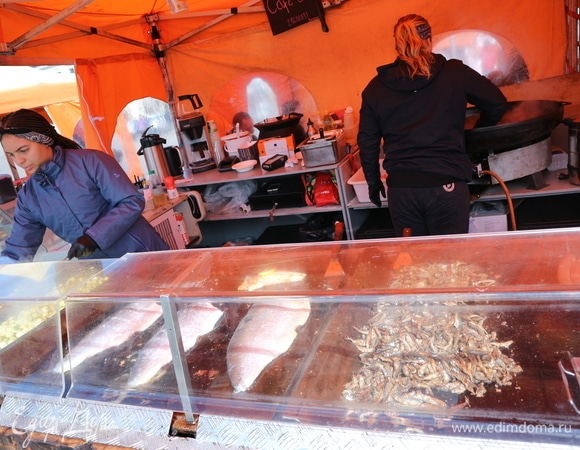 И несколько фото из поездки в Хельсинки. Из такого лосося на торговой площади Кауппатори готовят и супчик, и другие блюда. Есть, конечно, здесь и другая рыбка. Очень вкусного угря горячего копчения можно попробовать на рынке.