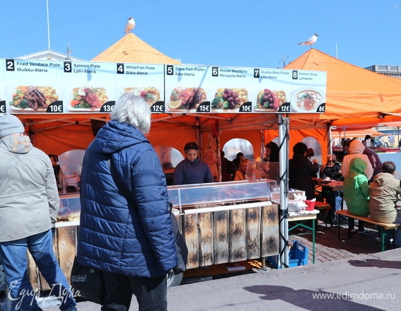 Это ценники на блюда. Наш суп на ценнике справа. И посмотрите на верхнюю часть фото — чайки сопровождают вас здесь повсюду. Конечно, в ресторане суп «Лохикейтто» стоит подороже.