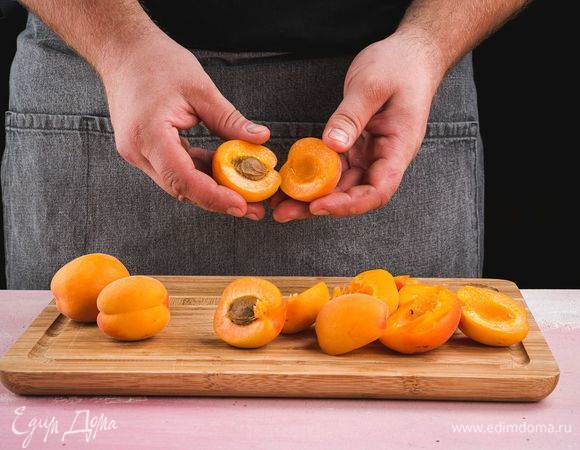 Абрикосы промойте и просушите. Каждый разделите на две половинки, удалите косточку.