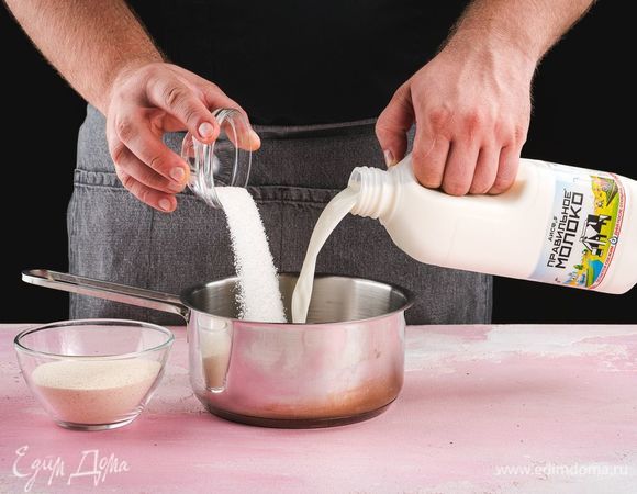 ПравильноеМолоко АИСФеР вскипятите, добавьте 1 ст. л. сахара и манную крупу. Продолжайте варить, помешивая, в течение 5 минут. После чего снимите с огня и дайте смеси немного остыть.