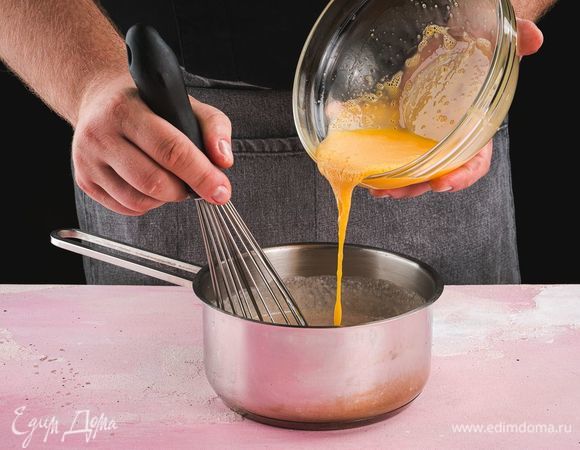 Белки отделите от желтков. Слегка взбейте желтки и введите их тонкой струей в манную кашу. Тщательно все перемешайте.