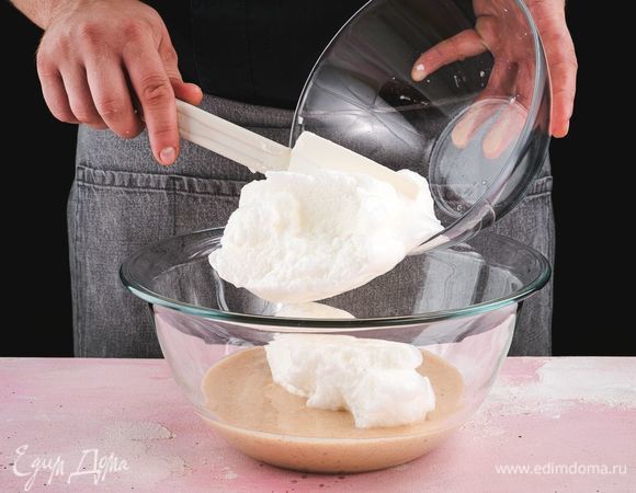 Белки взбейте в густую пену вместе с оставшимся сахаром, добавьте к получившемуся манному тесту.