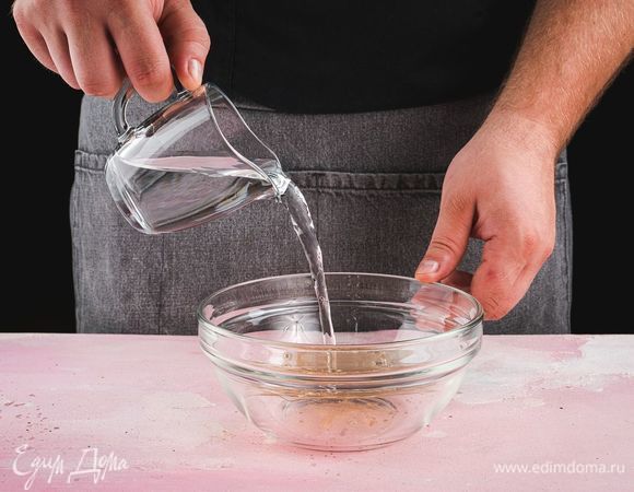 Желатин разведите в холодной воде и оставьте на 15–20 минут для разбухания.