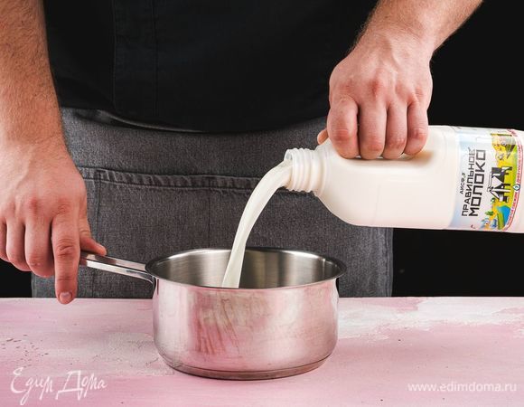 В сотейник налейте ПравильноеМолоко АИСФеР 3,2–4%.