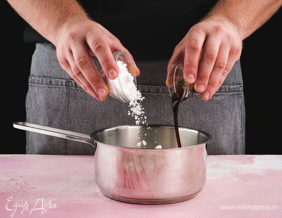 Добавьте ванильный экстракт, сахарную пудру и подогрейте молоко, но не доводите до кипения. Снимите с огня.