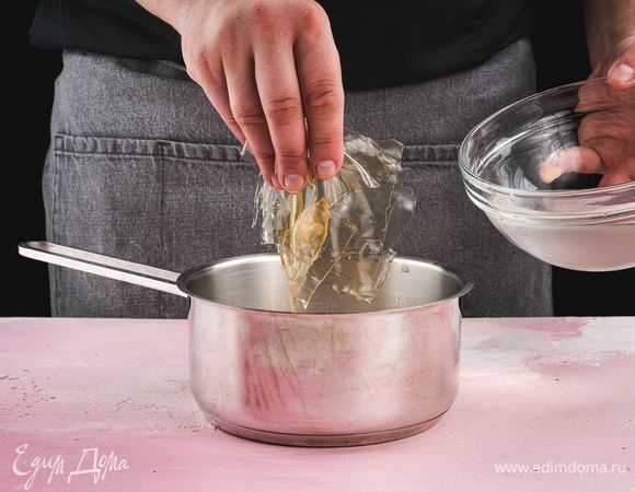 Введите в смесь желатин, тщательно перемешайте и дайте остыть.