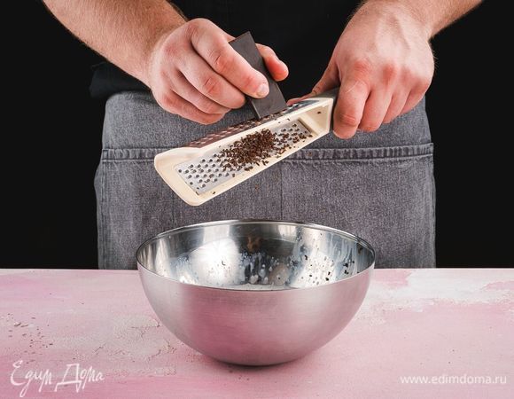 Шоколад натрите на терке и добавьте в молочную смесь, перемешайте.