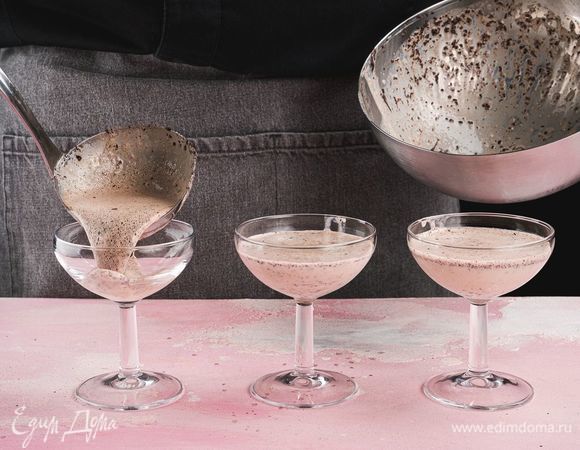 Получившийся мусс разлейте по формам и поставьте в холодильник до застывания.