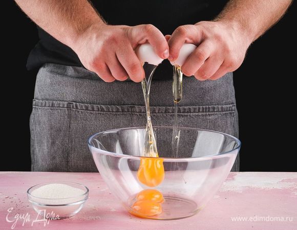 Взбейте яйца, 2 желтка, половину стакана сахара и ванильный экстракт добела.