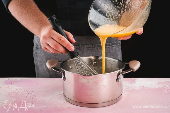 Добавьте взбитые желтки к молочно-сливочной смеси, постоянно перемешивая. Снова поставьте смесь на огонь и прогревайте 3 минуты, после чего получившийся крем остудите в холодильнике.