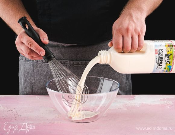 Оставшиеся сливки взбейте венчиком.