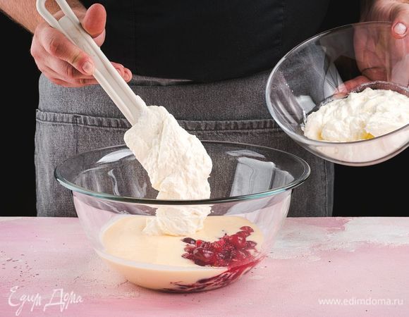 У черешни удалите черенки и косточки, положите ягоды в кастрюлю. Добавьте вторую часть сахара и ром, поставьте кастрюлю на огонь, доведите до кипения. Дождитесь, пока сахар полностью растворится, а ягоды дадут сок. После этого остудите ромово-ягодную смесь, добавьте к ней крем из холодильника и взбитые сливки, перемешайте.