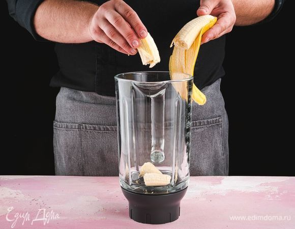 Подготовьте ингредиенты. В чашу блендера добавьте банан.