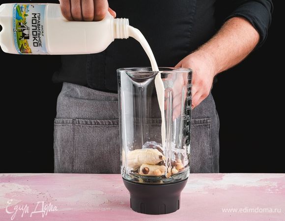 В чашу блендера влейте ПравильноеМолоко АИСФеР 1,5%.