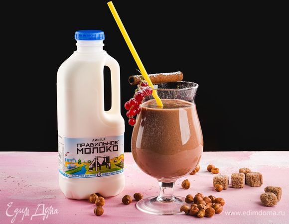 Взбейте все с помощью блендера. Вкусный смузи на десерт готов!