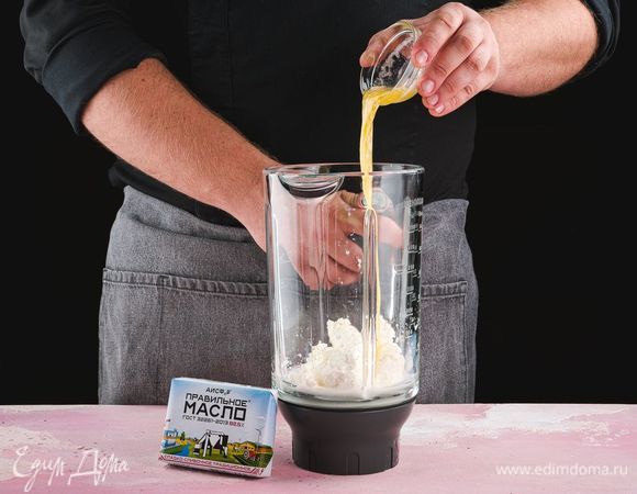 ПравильноеМасло АИСФеР растопите и остудите, добавьте к молочно-творожной смеси.