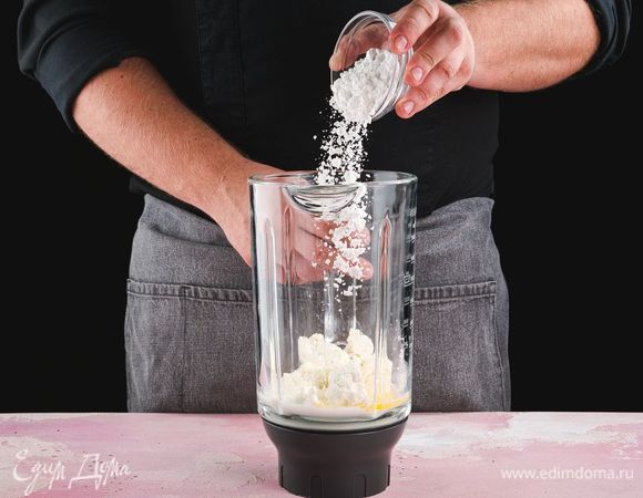 Добавьте сахарную пудру. Взбейте все блендером до однородной массы.