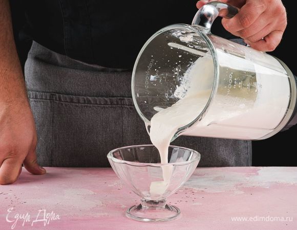 Разлейте смесь по креманкам, уберите в холодильник.