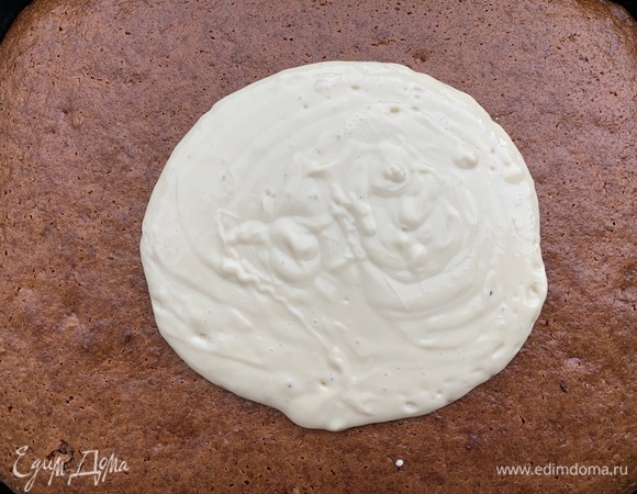 Покрыть шоколадом кекс.