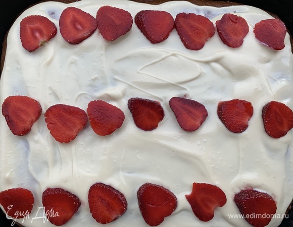 Нарезать клубнику.