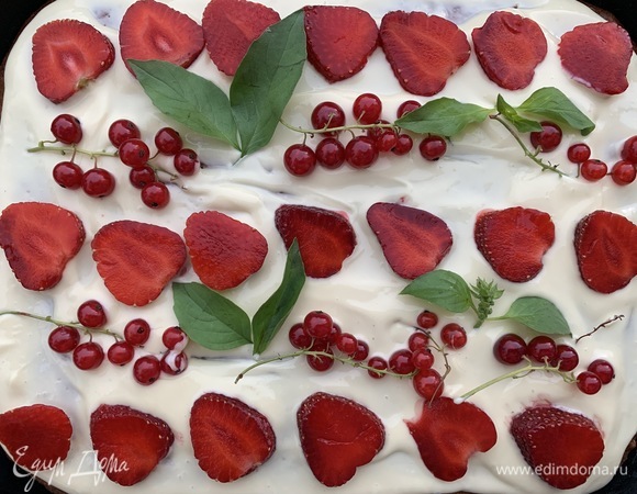 Выложить клубнику, можно добавить по желанию еще любые ягоды, у меня смородина и листики базилика.