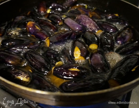 Разогреть растительное масло в глубокой сковороде и обжарить баклажаны до мягкости (место, где отрезана плодоножка, должно быть коричневым). Выложить баклажаны на бумажное полотенце, чтобы удалить лишнее масло.