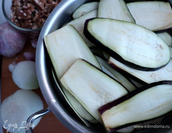 Поместить баклажаны в холодную воду с добавлением соли минут на 20–25.