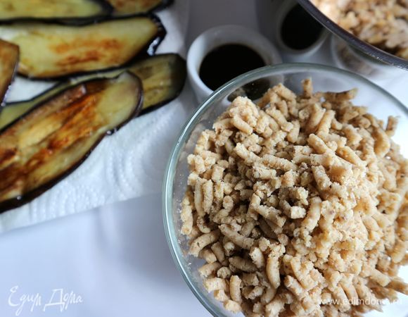 Грецкие орехи пропустить через мясорубку, половину из указанного в ингредиентах лука пропустить через мясорубку.