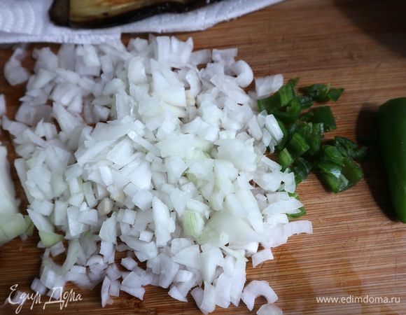 Остальной лук мелко нарезать. Зеленый острый перец ( 0,5 шт.) очистить от семян, мелко нарезать.