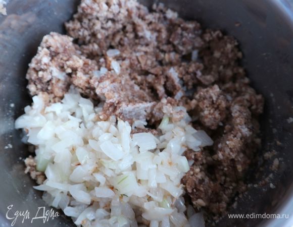 Лук обжарить на растительном масле до прозрачности и мягкости. К перетертой смеси чеснока и кориандра добавить прокрученные через мясорубку орехи, лук, винный уксус, уцхо-сунели, острый зеленый перец, перемешать. Добавить кипяченую воду (примерно 0,25 стакана), перемешать, проверить на соль, добавить, если требуется.