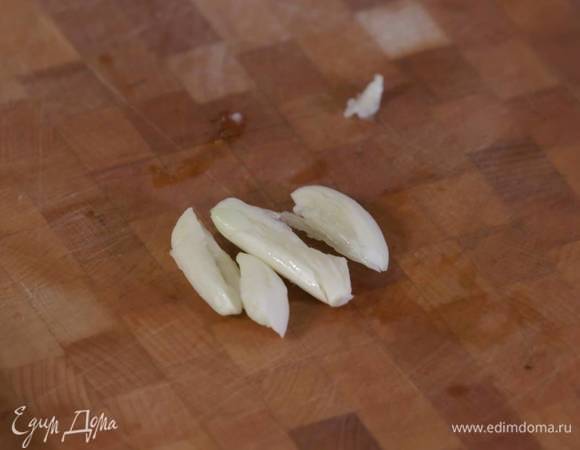 Чеснок почистить, раздавить плоской стороной ножа и порубить.<br />
 